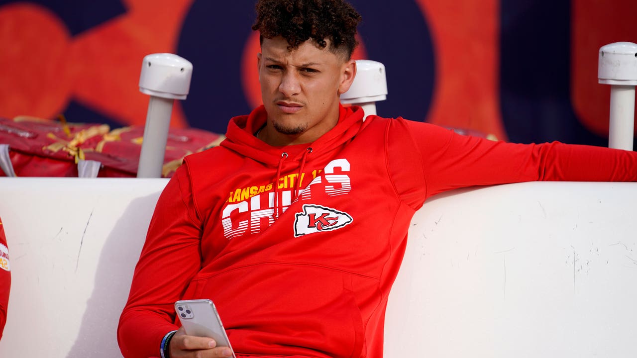 Mahomes returns to Chiefs practice, hasn't been ruled out for Sunday